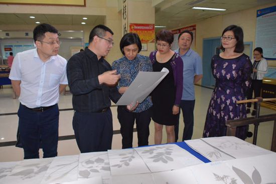 省政协副主席杨玉华一行来房开展“农工助医”活动