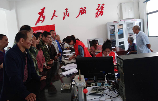 县残联和新时代文明实践志愿队开展下基层办理残疾证服务