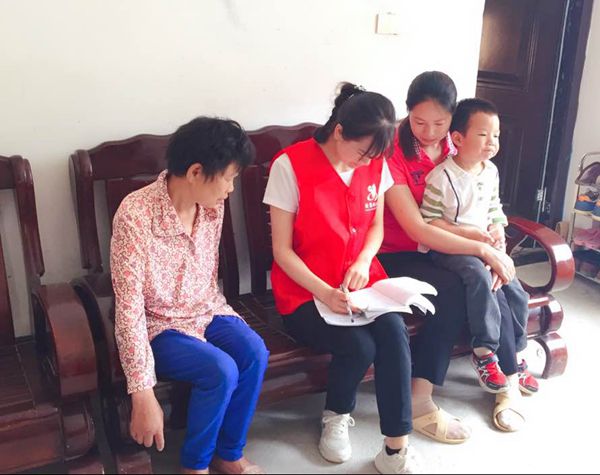 县幼儿园开展“助力精准扶贫 志愿者在行动”活动