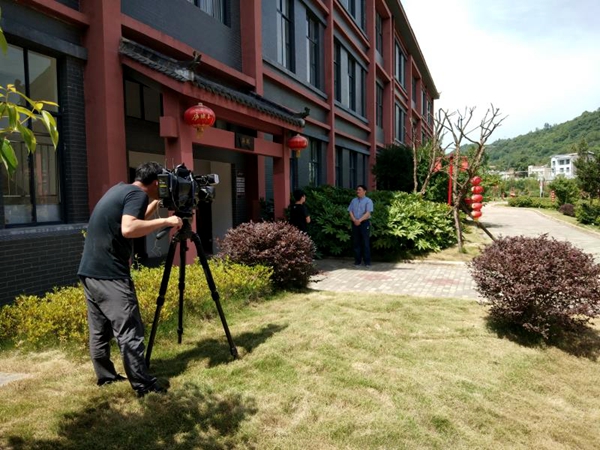 CCTV7《聚焦三农》栏目组来房县拍摄“房县黄酒”和“房县香菇”
