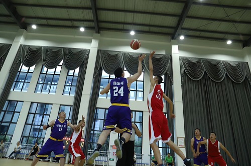 房县“庆八一”军地篮球友谊赛开赛