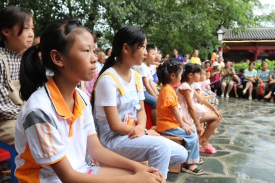 我县开展“寄琴山水 情暖童心”古筝演奏公益演出活动