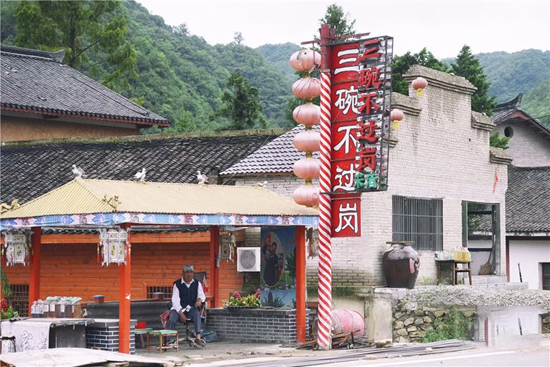 随处都可以看见"三碗不过岗"景阳冈酒家"惠泉黄酒"等醒目招牌这个村
