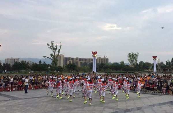 我县举办庆祝“8.8全民健身日”鬼步舞大表演活动