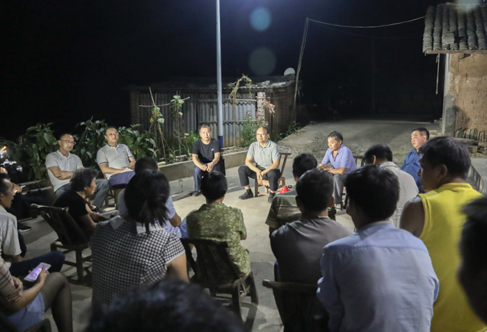 蔡贤忠强调：走村串户开户院会 吃住在贫困户家