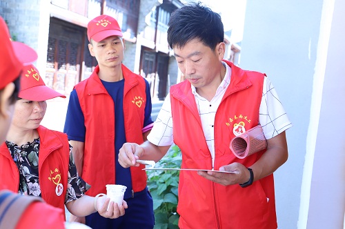 房县大队联合消防宣传志愿者开展消防宣传进社区活动