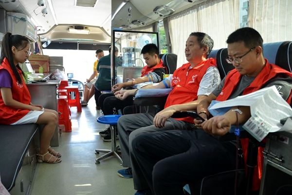 房县审计局开展“不忘初心跟党走，无偿献血献爱心”活动