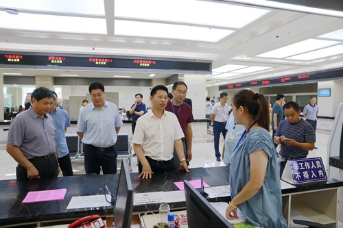 纪道清到行政审批局调研时强调：深入推进“放管服”改革 营造良好服务环境