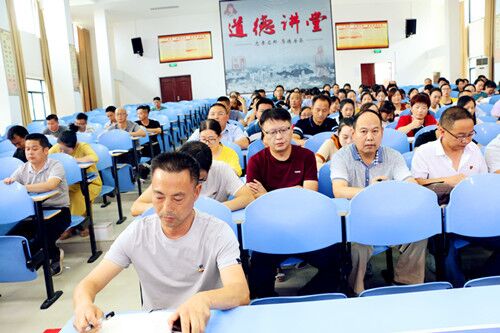 房县东城小学为教师上好开学第一课