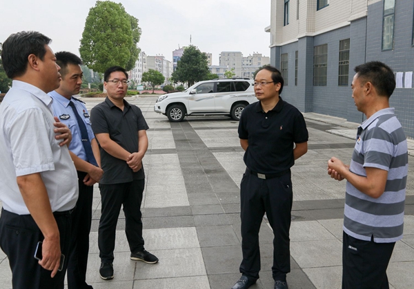 蔡贤忠检查城区部分学校秋季开学工作