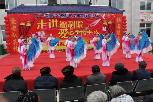 八一希望小学：走进福利院　爱心手牵手