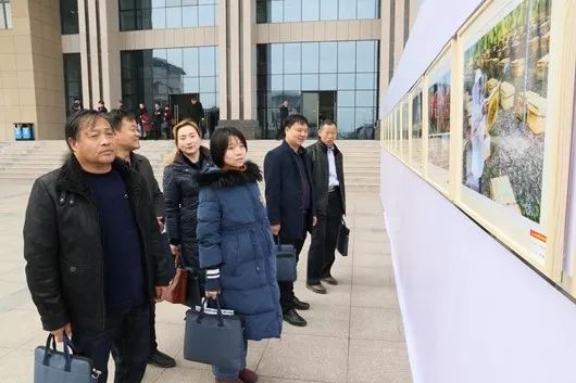 房县举办“两会”专题艺术展