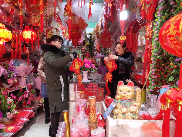 灯笼、对联、鲜花热销 房县新春年味浓