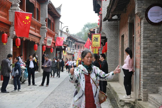 房县满目“国旗红”，节日喜庆氛围浓！