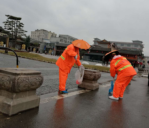 县环卫所：助力双节保洁净