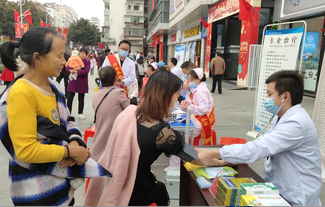 消费扶贫 健康义诊 房县开展“扶贫日”系列活动