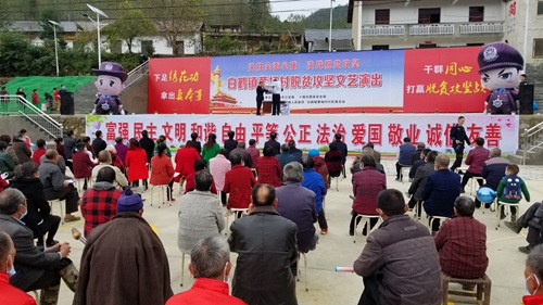 市公安、国安局到白鹤镇开展扶贫日活动