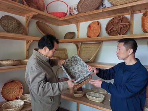 省政协办公厅来房调研驻点村帮扶工作