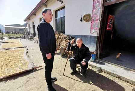 县皮防所温情关爱麻风病治愈康复者