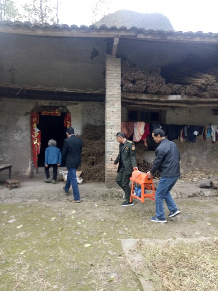 房县农机服务中心下沉晓阳村爱心捐赠暖民心