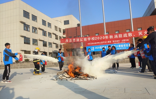 房县思源学校开展“119消防安全疏散演练”活动