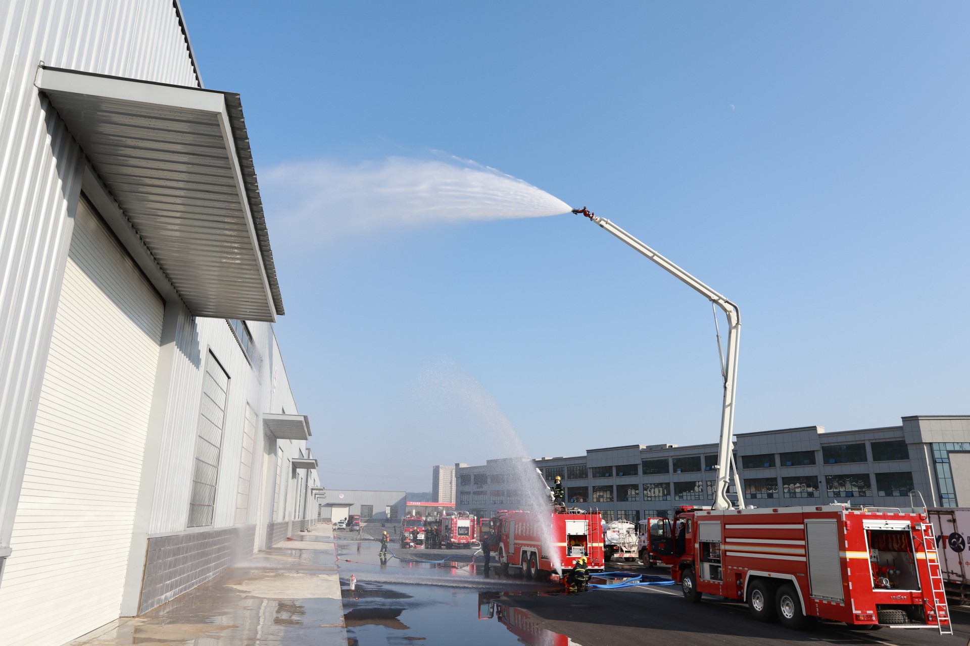 县消防救援大队开展大跨度大空间建筑灭火救援实战演练