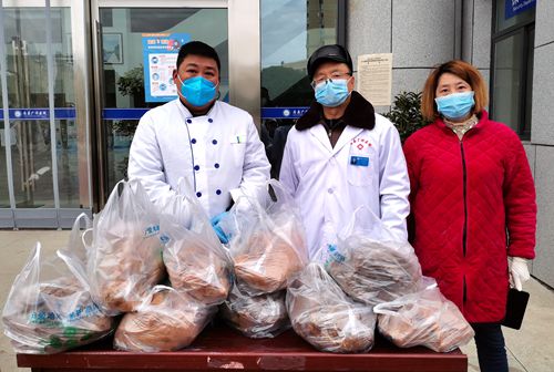 房县赏石协会会长胡俊向广济医院医护人员捐赠牛肉