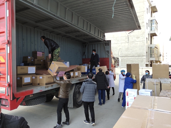 上海市湖北十堰商会捐赠的体温计、消毒液等物资运抵房县