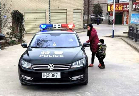 房县3岁幼儿误食高锰酸钾致口腔严重烧伤 民警一路护送到医院