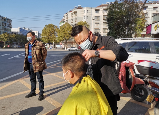 王久欣： 我为战“疫”人员理发忙