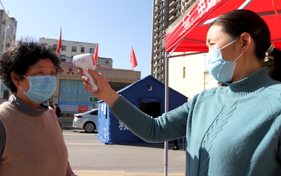 房县水利和湖泊局党员奋战社区抗击疫情