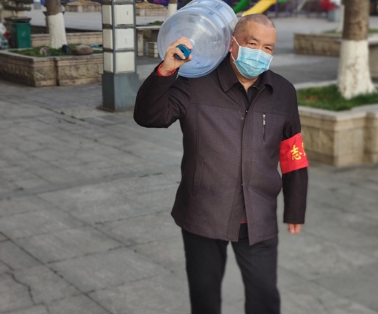 退休离岗不退志 当好小区防控员