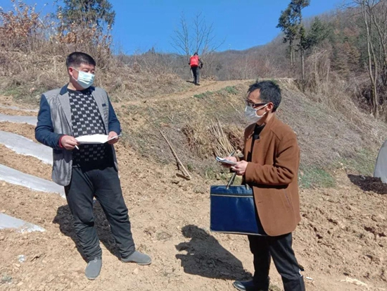 房县纪委：扶贫村上 战"疫"战“贫"两手抓