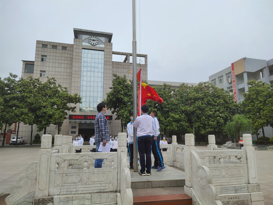 房县一中举行复学后第一次升旗仪式