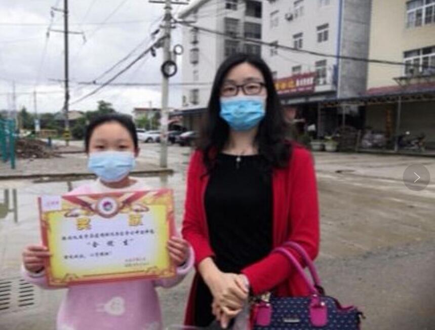 天明小学全体教师把奖状送到学生家中