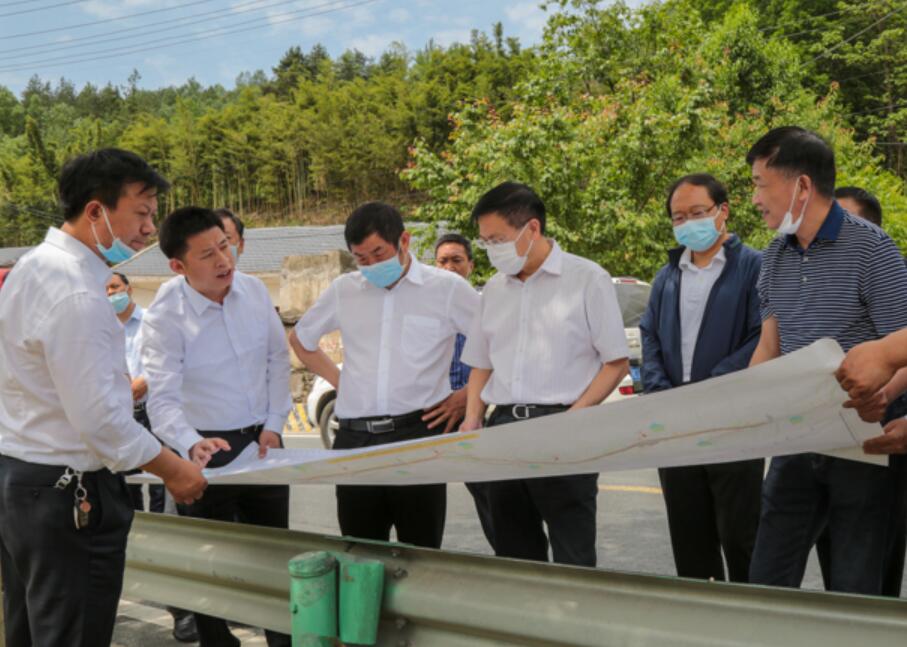 张歌莺来房调研并现场协调推进十房一级路项目