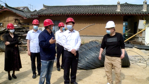 纪道清现场办公解决花田酒溪项目建设难题