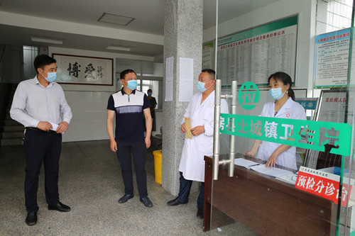 高明哲走访慰问困难老党员和一线抗疫战士