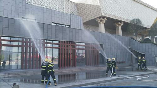 消防应急演练走进“四馆一家” 诗经广场上演“火场逃生”