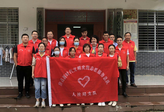 县人社局开展汛期安全知识宣传活动