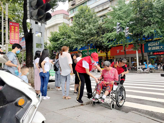 房县全城动员开展不文明行为劝导创文志愿服务