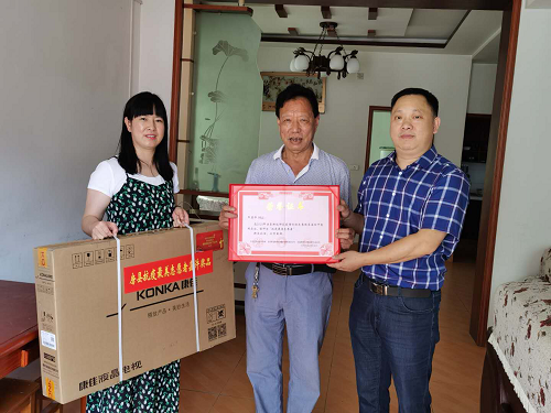 房县文明实践指导中心走访慰问抗疫最美志愿者