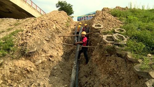 《高温下的坚守 》 供水工人陈勇：顶烈日  保供水