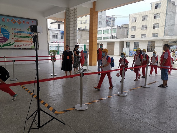 “神兽”归笼，房县城关镇八一希望小学上演开学“大片”