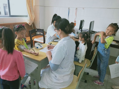 军店小学：免费体检为学生健康“护航”