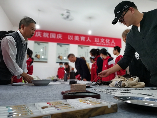 房县开展书画艺术家进校园活动