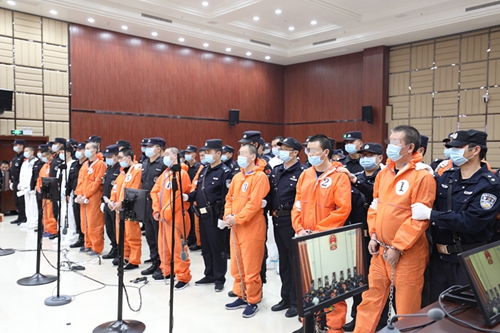 18人受审 房县公开审理一起重大涉黑案