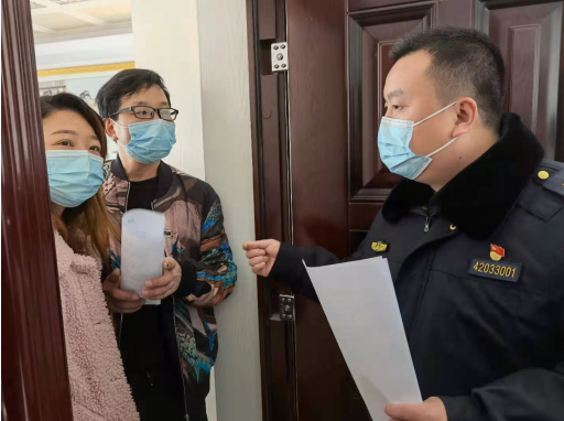 县执法局：党员干部下社区 温情入户筑堡垒