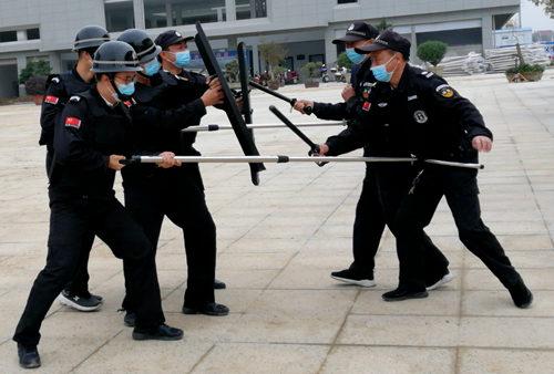 县一中举行反恐防暴实操演练活动