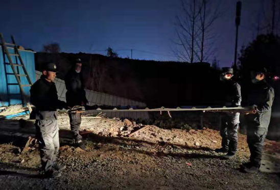 房县城管局依法拆除违法构筑物